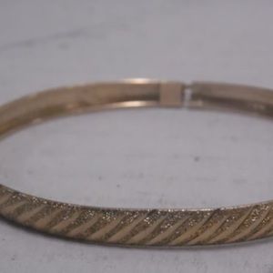 Vntg. 10K Diagonal Striped Bracelet